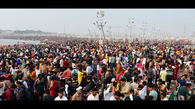 Heavy pilgrim influx at Mahakumbh Nagar ahead of the Mauni Amavasya snan. (Anil Kumar Maurya/HT)