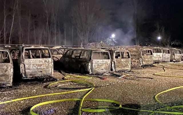 Bei dem Brand entstand ein Schaden in Millionenhöhe. Wer die 23 Polizeiautos abgefackelt hat, ist Gegenstand weiterer ermittlungen. Foto: Feuerwehr München