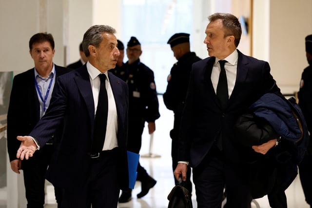 Nicolas Sarkozy et son avocat Christophe Ingrain, le 6 janvier 2025 au palais de justice de Paris.