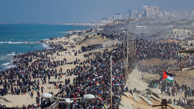 Des milliers de Palestiniens marchent, lundi, en direction de la ville de Gaza.