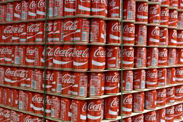 Le groupe Coca-Cola a rappelé des canettes et bouteilles en verre produites dans son usine belge de Gand. (Photo d’illustration)