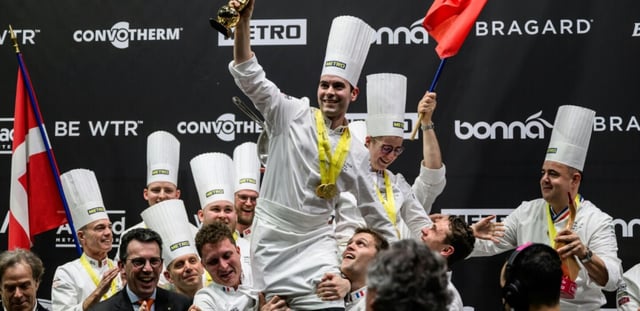 Le chef français Paul Marcon (c) remporte le Bocuse d'Or 2025 à Chassieu, près de Lyon, le 27 janvier 2025