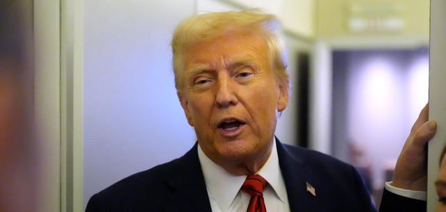 Donald Trump bei seiner Presskonferenz in der „Air Force One“