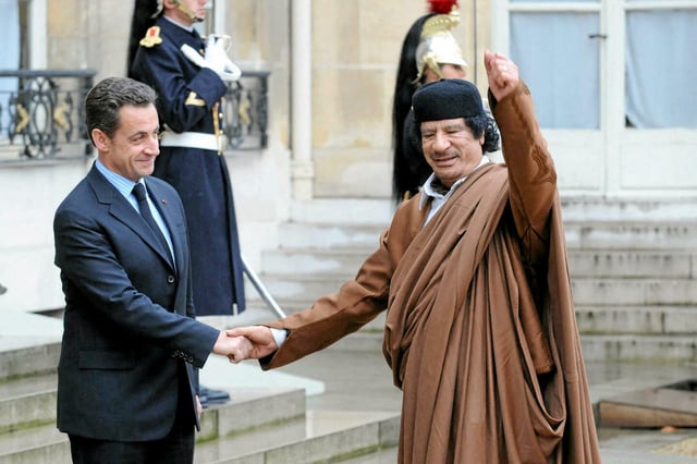Nicolas Sarkozy accueille Mouammar Kadhafi à l'Élysée, le 10 décembre 2007. 
