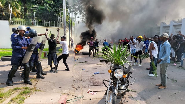 Des manifestants face à la police devant l’ambassade de France à Kinshasa, en République démocratique du Congo, le 28 janvier 2025. 