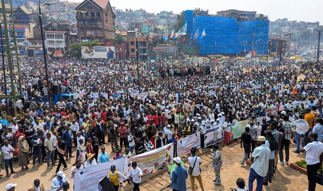 RDC: les images de l’ambassade de France attaquée par des manifestants à Kinshasa