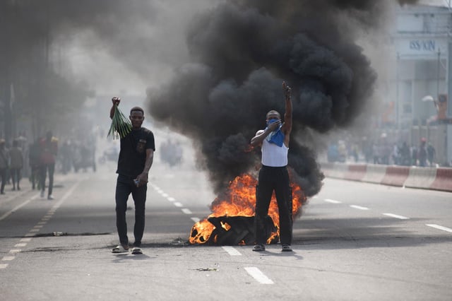 Menschen protestieren gegen das Vordringen der von Ruanda unterstützten M23-Rebellen in die ostkongolesische Stadt Goma