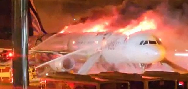 Das Heck eines Passagierflugzeugs geriet in Brand