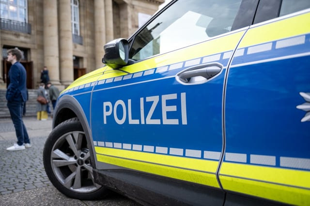 Ein Polizeifahrzeug im Einsatz (Symbolbild) – vielleicht ist es auf dem Weg zu einer Schule in Niedersachsen, wo eine Mädchenbande aus Migranten Schüler und Lehrer terrorisiert