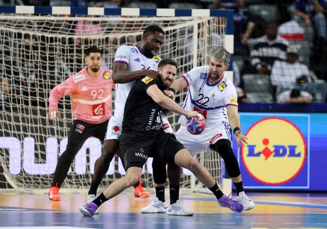 Luka Karabatic (à droite) s’est mué en héros pour les Bleus.