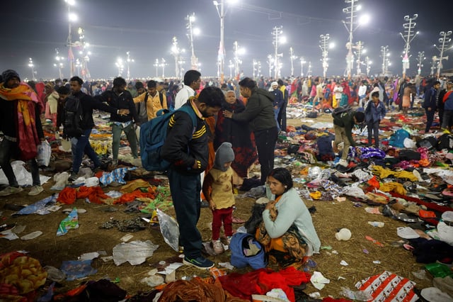 Des pélerins se tiennent à l’endroit de la bousculade mortelle survenue pendant le pèlerinage hindou géant de la Kumbh Mela, à Prayagraj, en Inde, le 29 janvier 2025.