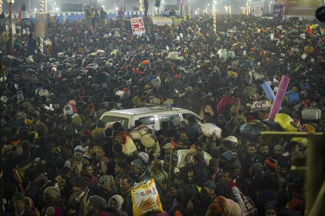 Crowds by the banks of the Sangam