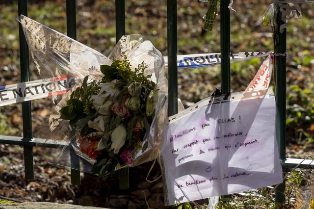 Une gerbe de fleurs devant le centre sportif Jules-Noël, dans le 14e arrondissement de Paris, où a eu lieu le meurtre d’Élias le 27 janvier.