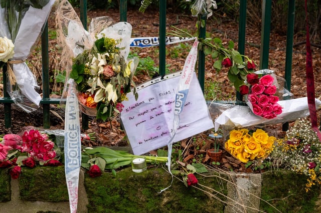 Des fleurs déposées en hommage à Elias, tué à l'âge de 14 ans le 25 janvier dans le 14e arrondissement de Paris.