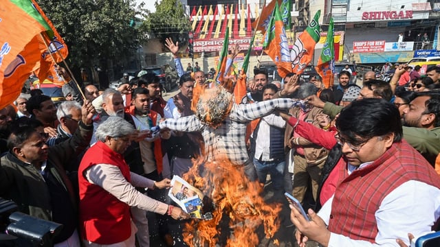 BJP party leaders and workers held a protest march and burned effigy of Arvind Kejriwal over his Yamuna 'poisoning' remark.