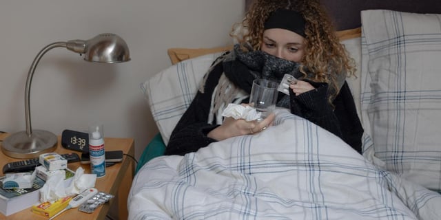 Compte tenu de la faible efficacité du vaccin contre la grippe pour cette saison, Santé Publique France préconise l’adoption systématique des gestes barrières.