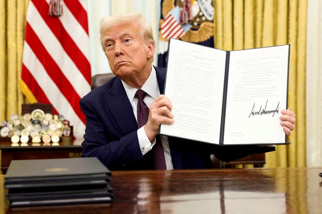 Le président américain Donald Trump tient un décret exécutif à la Maison-Blanche.