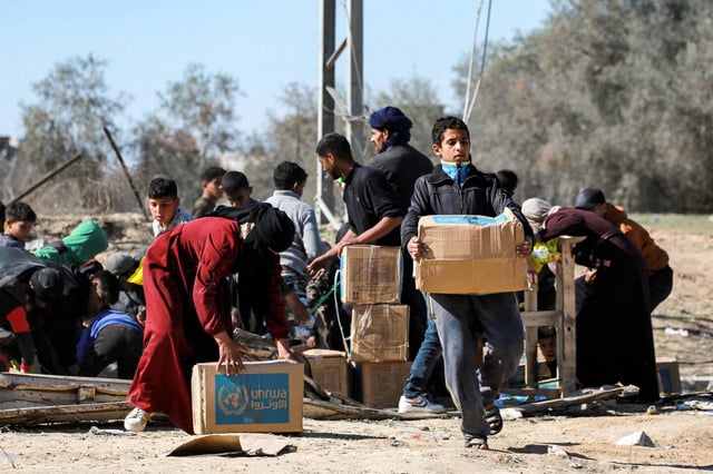 Distribution d'aide humanitaire par l'UNRWA à al-Shoka, à l'est de Rafah, dans le sud de la bande de Gaza, le 21 janvier 2025,