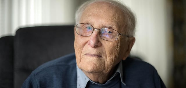 Albrecht Weinberg in seiner Wohnung in Ostfriesland