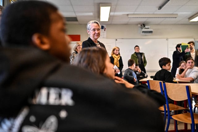 La ministre de l'Education nationale, Elisabeth Borne, lors d'un cours d'éducation à la vie affective et sexuelle dans une école de Bordeaux, le 23 janvier 2025.