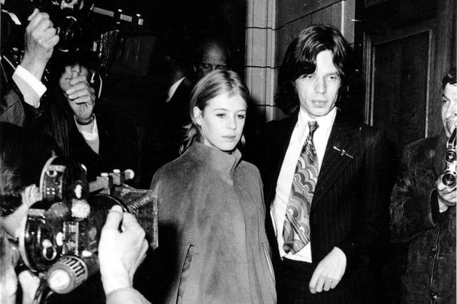 Marianne Faithfull und Mick Jagger, 1969 vor Gericht in London