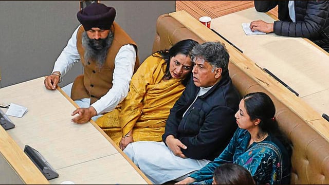 AAP’s Prem Lata with Chandigarh MP Manish Tewari after her loss in the Chandigarh mayoral poll. (Ravi Kumar/HT)