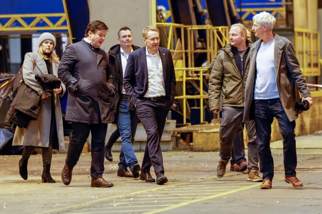 Schleswig-Holsteins Ministerpräsident Daniel Günther (4. v.l.) und Insolvenzverwalter Christoph Morgen (2. v.l.) am Freitagmorgen auf der Werft FSG in Flensburg