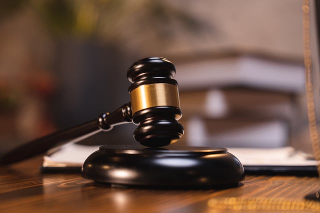 Âgé de 16 ans à l’époque des faits, l’accusé a été condamné à la peine maximale prévue pour un mineur coupable de ce crime.