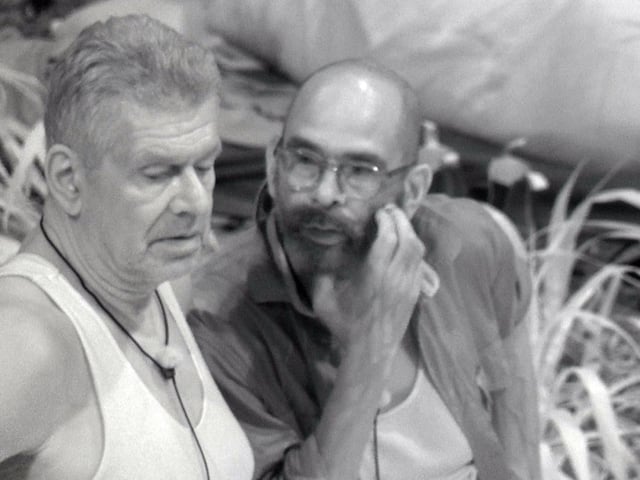 Jürgen Hingsen (l.), Pierre Sanoussi-Bliss bei der gemeinsamen Nachtwache im Dschungelcamp.