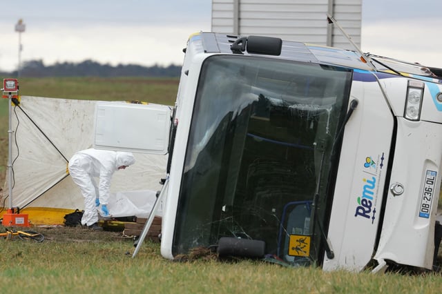 Le bus scolaire impliqué dans l’accident, près de Châteaudun, le 30 janvier.