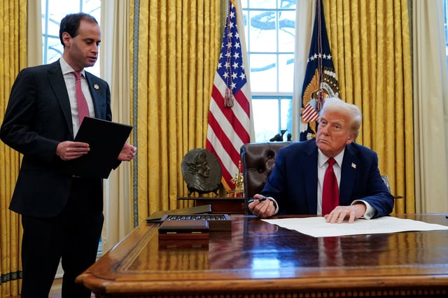 Le président américain Donald Trump signe des décrets exécutifs dans le Bureau ovale à la Maison Blanche à Washington aux États-Unis, le 30 janvier 2025.