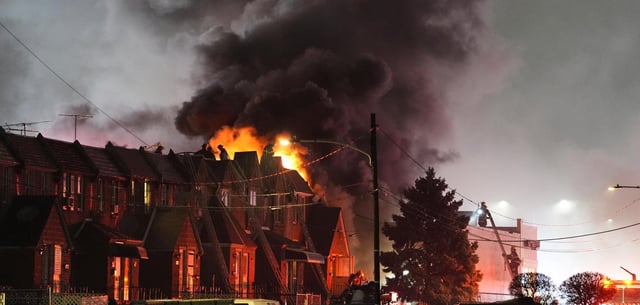 Häuser stehen nach dem Absturz der Maschine in Flammen