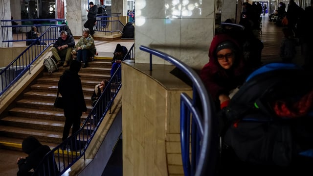Les gens se réfugient à l’intérieur d’une station de métro pendant une frappe militaire russe, à Kiev, Ukraine, le 1er février 2025.