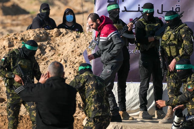 Jarden Bibas bei der Übergabe von Hamas-Kämpfern