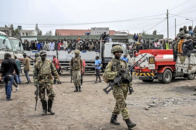 Les rebelles du M23 escortent des soldats gouvernementaux et des policiers qui se sont rendus vers un lieu tenu secret à Goma, en République démocratique du Congo, le jeudi 30 janvier 2025. 
