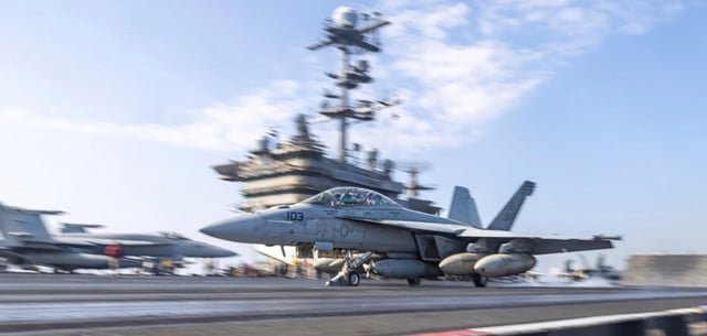 Kampfjets des US-Militärs starten von einem Flugzeugträger ihre Mission gegen die IS-Stellungen