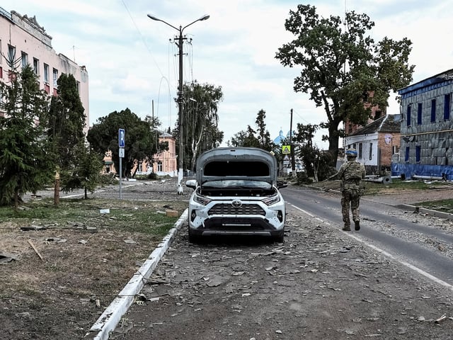 FILE PHOTO: A Ukrainian serviceman patrols a street next to buildings, damaged during recent fighting between Ukrainian and Russian forces in controlled by Ukrainian army the town of Sudzha, Kursk region, Russia August 16, 2024. REUTERS/Yan Dobronosov/File Photo