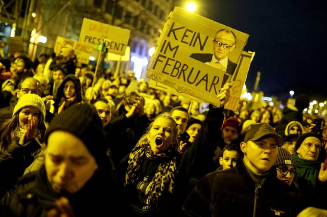 «Pas en février... ni à un autre moment» clame cette pancarte ciblant Friedrich Merz, candidat de la CDU aux législatives du 23 février, dans la manif ce dimanche à Berlin.