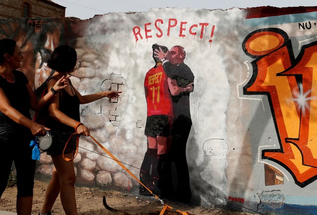 Women point a mural depicting the controversy over a kiss of Spanish FA chief Luis Rubiales to player Jenni Hermoso during World Cup celebrations, on a wall at Glories Park in Barcelona, Spain September 4, 2023. REUTERS/Bruna Casas/File Photo