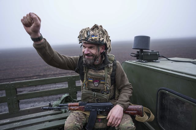 A Ukrainian serviceman of 148th artillery brigade waves to his comrades at the frontline on Velyka Novosilka direction, Donetsk region, Ukraine, Jan. 26, 2025. (AP Photo/Evgeniy Maloletka)