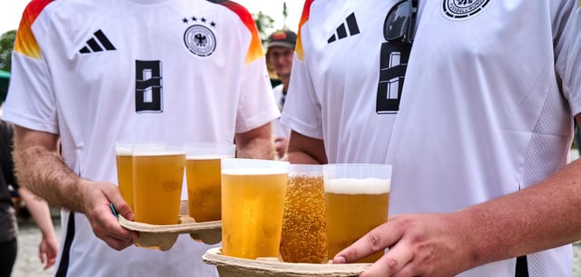 Deutsche Fans mit mehreren Bechern Bier beim Viertelfinale der Europameisterschaft 2024