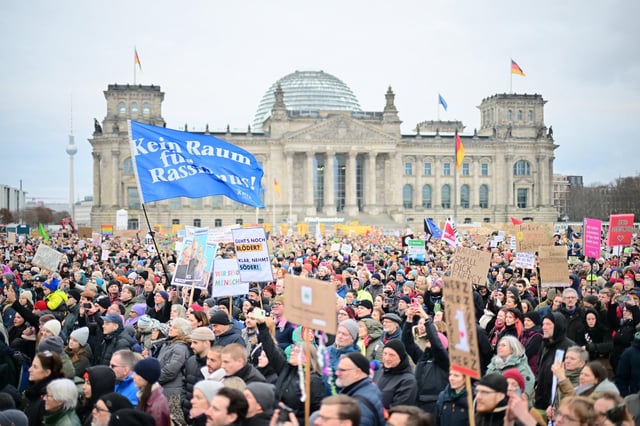 Zehntausende Menschen versammelten sich vor dem Reichstag