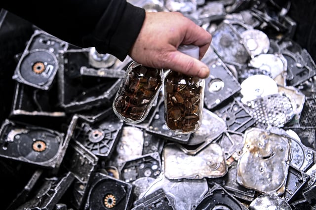 Des flacons de terres rares, extraites de matériel électronique usagé.