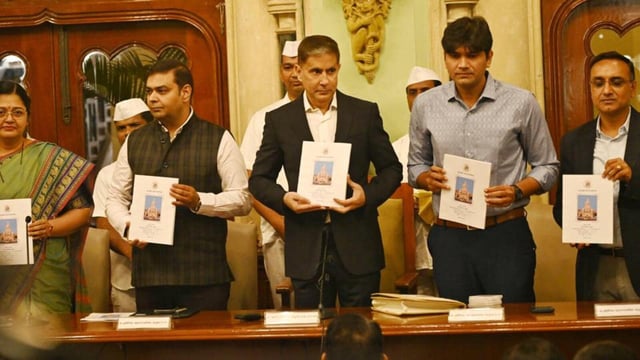 BMC commissioner Bhushan Gagrani (centre) present annual budget at BMC head office in Mumbai. (HT Photo/Anshuman Poyrekar)