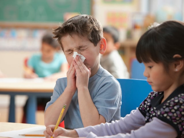 Durch Bayern fräst derzeit eine Grippewelle. Einige Schulen haben bereits Distanzunterricht eingeführt. (Symbolbild)