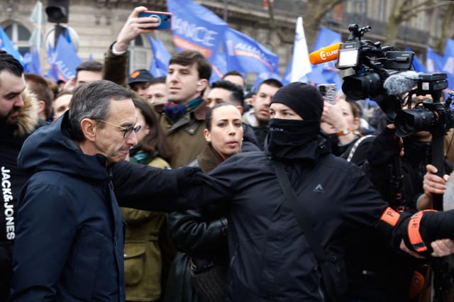 Les images de Bruno Retailleau chantant La Marseillaise avec des manifestants du le syndicat Alliance police