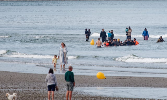 Départ de migrants pour les côtes anglaises, devant des touristes, sur la digue sud de Wimereux. Entre 2023 et 2024, les augmentation ont augmenté de près de 27 %, surtout grâce aux retours aidés.