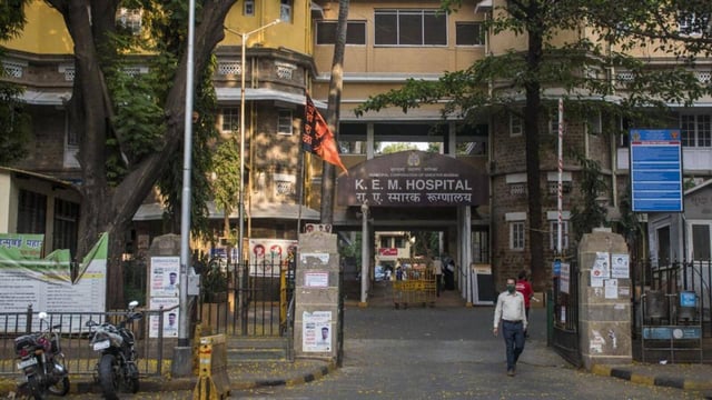 Mumbai, India - April 17, 2020: People passby KEM Hospital, Parel in Mumbai, India, on Friday, April 17, 2020. (Photo by Pratik Chorge/Hindustan Times) (Pratik Chorge/HT Photo)