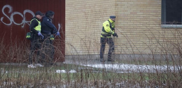 Des policiers en position près d'une école à Orebro, en Suède, le 4 février 2025