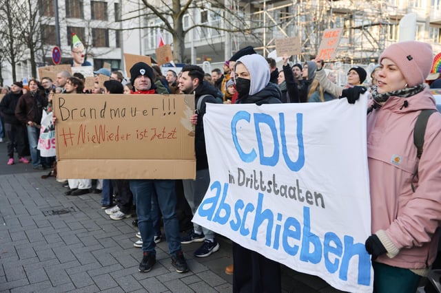 Demonstranten an der Uni-Klinik Köln